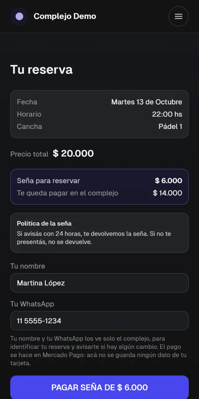 Paso de la reserva en el sitio de un complejo de ejemplo: fecha, horario y cancha, precio total, seña para reservar, lo que queda pagar en el complejo y la política de la seña.
