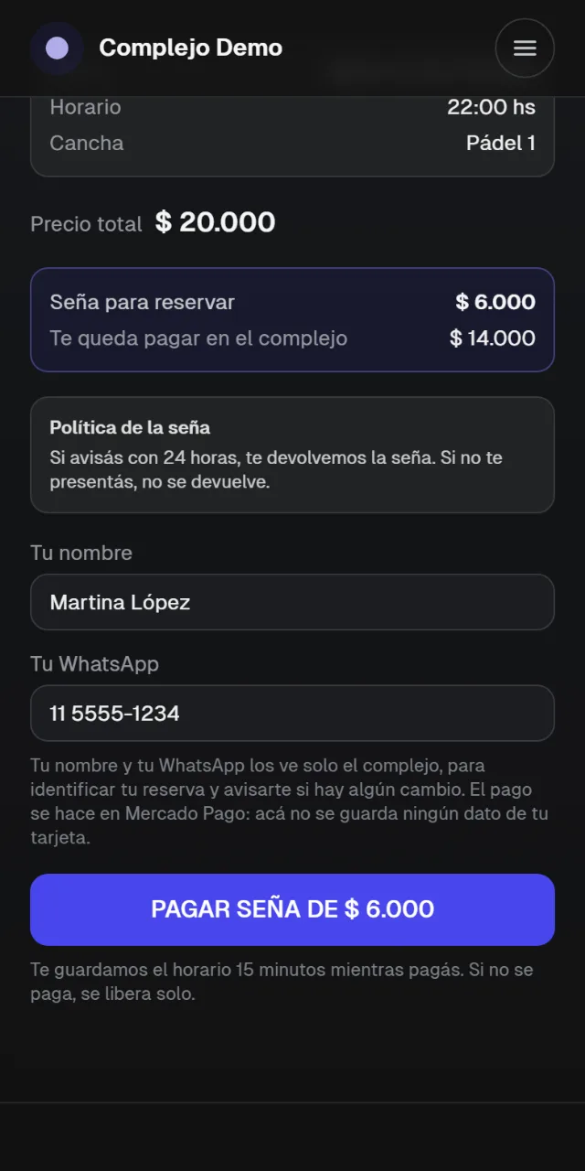 El mismo paso, más abajo: el jugador deja su nombre y su WhatsApp y toca el botón para pagar la seña. Debajo dice que el horario queda guardado 15 minutos mientras paga.